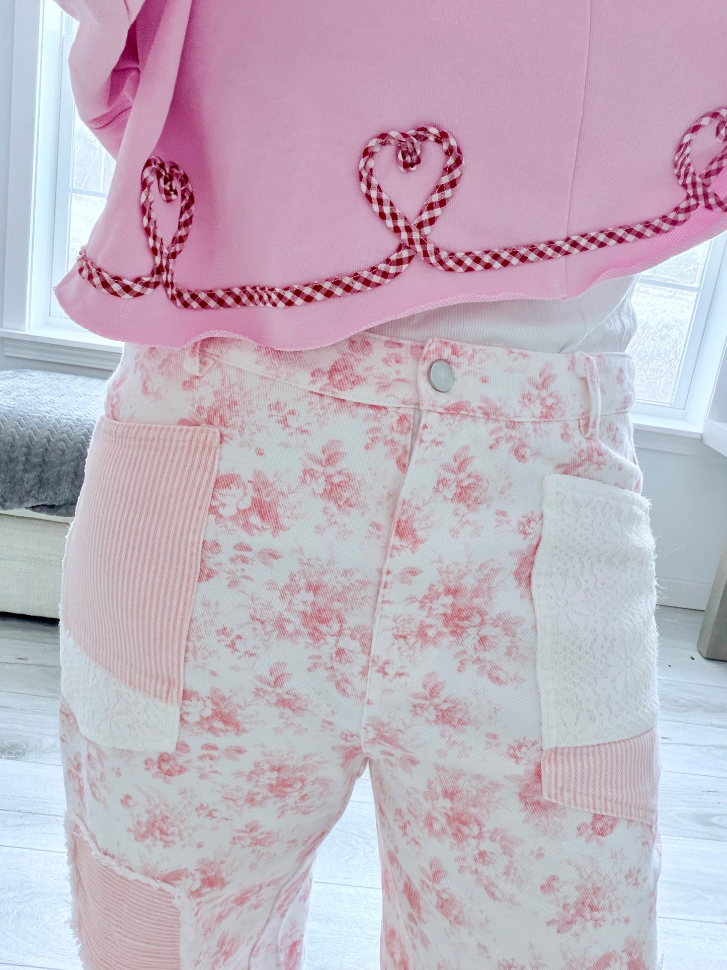 Sweetheart Stroll Cropped Sweatshirt π